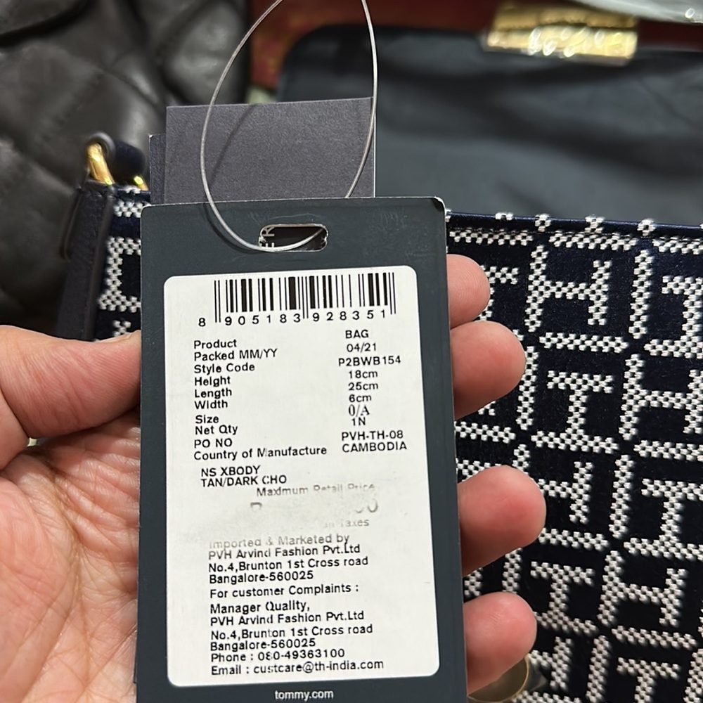 Tommy Hilfiger sling bag - Picture 2 of 4